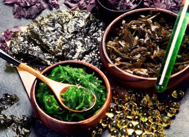 Farkfonda yosun çeşitleri var. Sağlıklı atıştırmalıklar. 