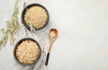 Arka planda kuru yulaf ezmesi. Sağlıklı kahvaltı. Diyet ve kilo verme konsepti. Düz konum, üst görünüm, kopyalama alanı