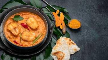 Koyu arkaplanda kerala balığı körisi. Geleneksel gıda konsepti. Üst görünüm, düz görünüm, kopyalama alanı