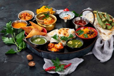 Hint Thali 'si karanlık arka planda. Geleneksel gıda konsepti. Organik gıda konsepti. Bulaşıklar ve aperatifler. Üst görünüm, düz görünüm, kopyalama alanı