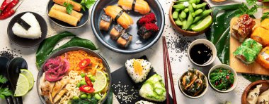 Hafif arka planda Japon yemek çeşitleri. Geleneksel gıda konsepti. Bulaşıklar ve aperatifler. Üst manzara, düz yatış, manzara