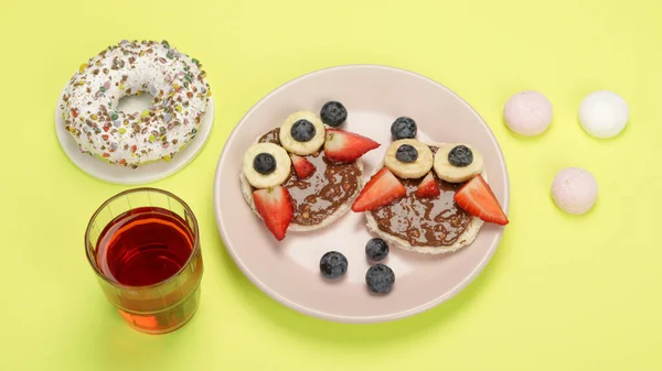 Pfannkuchen Für Kinder Auf Buntem Hintergrund Gesundes Frühstück Verspieltes Mittagessen — Stockfoto