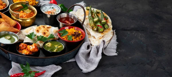 Ινδική Thali Σκούρο Φόντο Παραδοσιακό Φαγητό Οργανική Έννοια Τροφίμων Πιάτα — Φωτογραφία Αρχείου