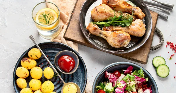 Baked Chicken Legs Salad Potatoes Grey Table Panorama Copy Space — Stok fotoğraf