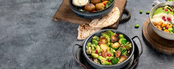 Rosenkohl Salat Mit Bulgur Auf Dunklem Hintergrund Veganes Essen Kokettiert — Stockfoto