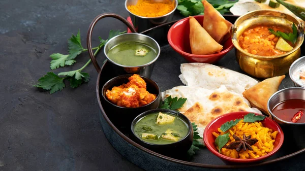 Hint Thali 'si karanlık arka planda. Geleneksel gıda konsepti. Organik gıda konsepti. Bulaşıklar ve aperatifler. Boşluğu kopyala