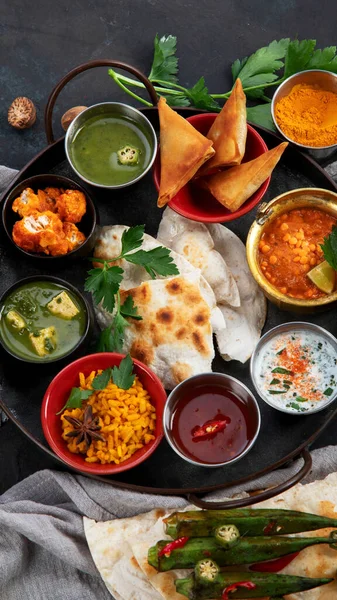 Ινδική Thali Σκούρο Φόντο Παραδοσιακό Φαγητό Οργανική Έννοια Τροφίμων Πιάτα — Φωτογραφία Αρχείου