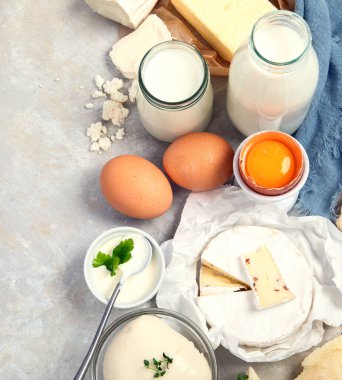 Hafif arka planda yeni günlük ürünleri. Halthy gıda konsepti. Üst görünüm, düz görünüm, Spac kopyala