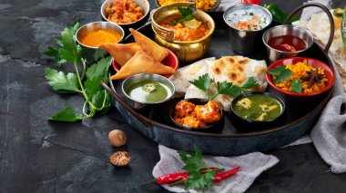 Hint Thali 'si karanlık arka planda. Geleneksel gıda konsepti. Organik gıda konsepti. Bulaşıklar ve aperatifler. Boşluğu kopyala