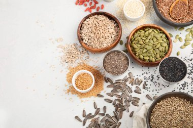 Hafif arka planda yenilebilir tohumların çeşitliliği. Tahıl ve tahıl. Sağlıklı gıda konsepti. Üst görünüm, düz görünüm, kopyalama alanı