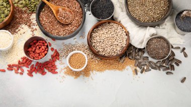 Hafif arka planda yenilebilir tohumların çeşitliliği. Tahıl ve tahıl. Sağlıklı gıda konsepti. Üst görünüm, düz görünüm, kopyalama alanı