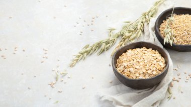 Arka planda kuru yulaf ezmesi. Sağlıklı kahvaltı. Diyet ve kilo verme konsepti. Düz konum, üst görünüm, kopyalama alanı