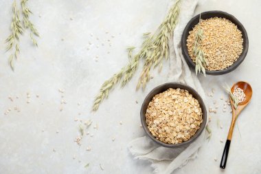 Arka planda kuru yulaf ezmesi. Sağlıklı kahvaltı. Diyet ve kilo verme konsepti. Düz konum, üst görünüm, kopyalama alanı