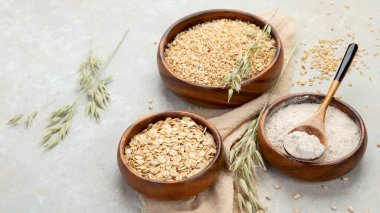 Arka planda kuru yulaf ezmesi. Sağlıklı kahvaltı. Diyet ve kilo verme konsepti. Boşluğu kopyala