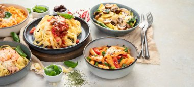 Hafif arka planda İtalyan makarna çeşitleri. Geleneksel gıda konsepti. Boşluğu kopyala, panorama