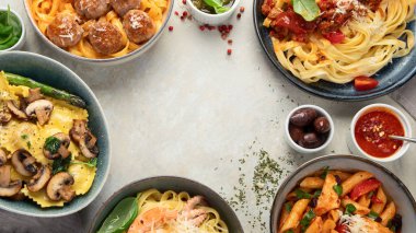 Hafif arka planda İtalyan makarna çeşitleri. Geleneksel gıda konsepti. Düz konum, üst görünüm, kopyalama alanı