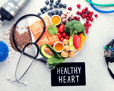 Sağlıklı kalp için hafif arka planda yiyecekler. Sağlıklı kalp, beyin ve iyi hafıza için yemek. Yüksek miktarda antioksidan, mineral ve vitamin. Üst manzara, düz uzanma