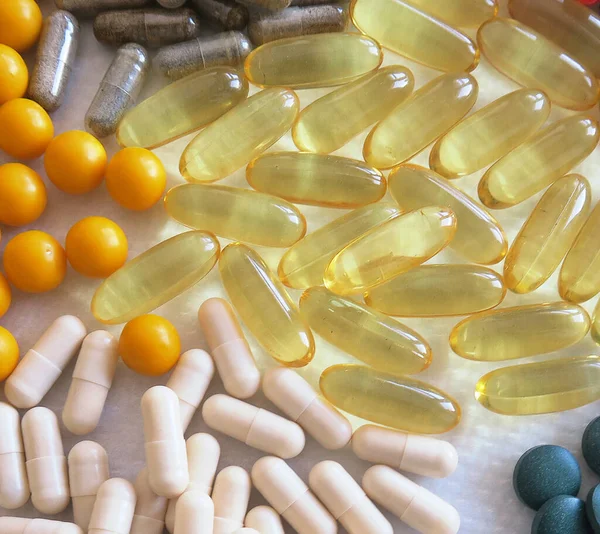 Πολύχρωμα Διάφορα Φάρμακα Χάπια Δισκία Και Κάψουλες Συμπληρώματα Βιταμινών — Φωτογραφία Αρχείου