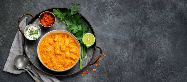 Indisches Curry Auf Dunklem Hintergrund Traditionelles Ernährungskonzept Gerichte Und Vorspeisen — Stockfoto