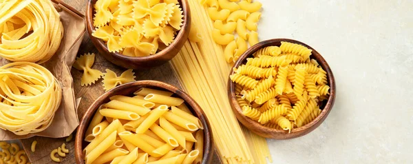 Italienische Pastasorte Auf Hellem Hintergrund Traditionelles Ernährungskonzept Flache Lage Draufsicht — Stockfoto