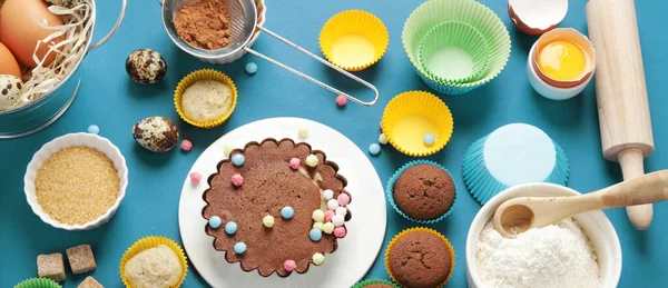 Pastel Recién Horneado Sobre Fondo Azul Concepto Comida Casera Vista —  Fotos de Stock