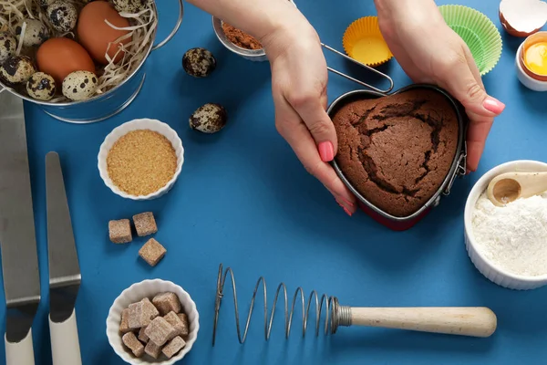 Pastel Recién Horneado Sobre Fondo Azul Concepto Comida Casera Vista —  Fotos de Stock