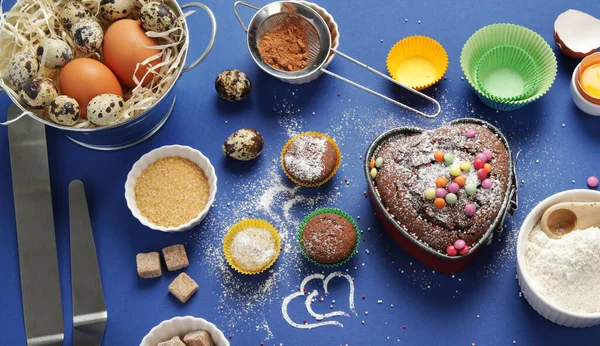 Pastel Recién Horneado Sobre Fondo Azul Concepto Comida Casera Vista —  Fotos de Stock