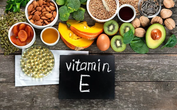 Rotik Ahşap Arka Planda Vitamini Bakımından Zengin Gıdalar Sağlıklı Ürünler — Stok fotoğraf