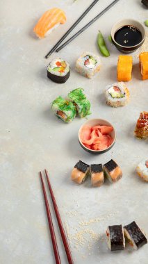 Hafif arka planda suşi çeşitleri. Geleneksel Japon lüks yemeği. Üst görünüm, düz görünüm, kopyalama alanı