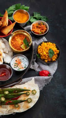 Hint Thali 'si karanlık arka planda. Geleneksel gıda konsepti. Organik gıda konsepti. Bulaşıklar ve aperatifler. Üst görünüm, düz görünüm, kopyalama alanı