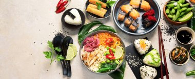 Hafif arka planda Japon yemek çeşitleri. Geleneksel gıda konsepti. Bulaşıklar ve aperatifler. Üst görünüm, düz görünüm, kopyalama alanı, panorama