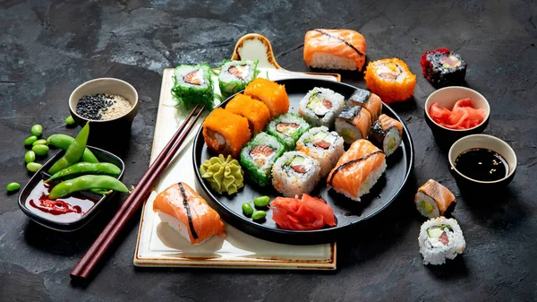 Sortiment Sushi Tmavém Pozadí Japonské Tradiční Luxusní Jídlo — Stock fotografie