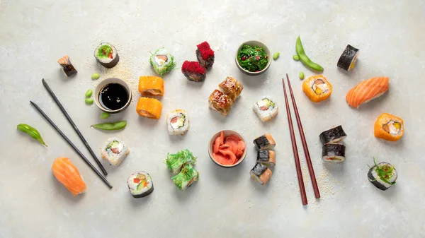 Sushi在浅色背景下的分类 日本传统的豪华餐 顶视图 复制空间 — 图库照片