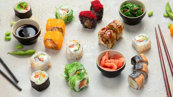 Sushi Assortiment Lichte Achtergrond Japanse Traditionele Luxe Maaltijd — Stockfoto