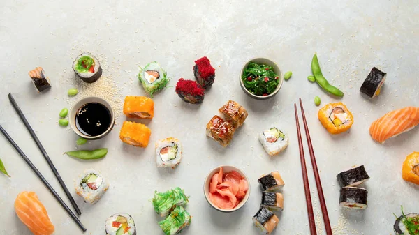 軽い背景で寿司の品揃え 日本の伝統的な高級食事 トップビュー フラットレイアウト コピースペース — ストック写真