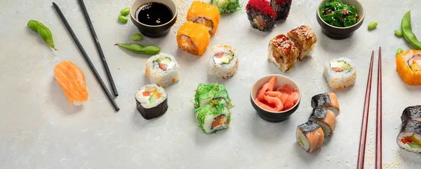 Sushi Sortiment Fundal Luminos Masa Tradițională Japoneză Lux Panoramă Copiere — Fotografie, imagine de stoc