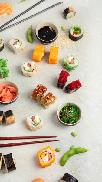 Sortiment Sushi Světlém Pozadí Tradiční Japonské Luxusní Jídlo Horní Pohled — Stock fotografie