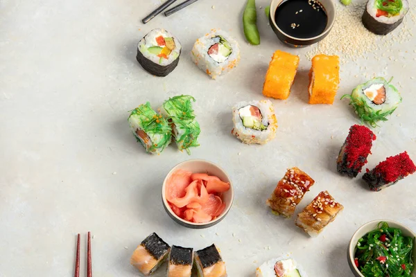 Sortimento Sushi Fundo Claro Refeição Luxo Tradicional Japonesa Vista Superior — Fotografia de Stock