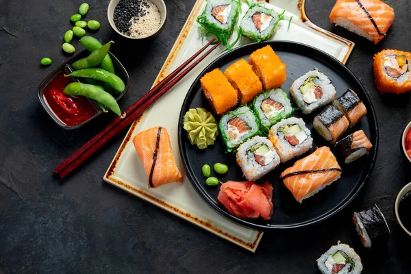 Sortiment Sushi Tmavém Pozadí Tradiční Japonské Luxusní Jídlo Horní Pohled — Stock fotografie