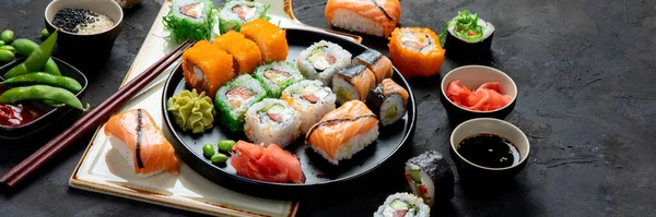 暗い背景に寿司の品揃え 日本の伝統的な高級食事 コピースペースパノラマ — ストック写真