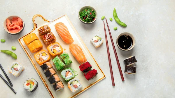 Sushi在浅色背景下的分类 日本传统的豪华餐 顶视图 复制空间 — 图库照片