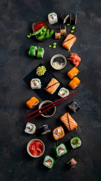 Sortimento Sushi Fundo Escuro Refeição Luxo Tradicional Japonesa Vista Superior — Fotografia de Stock