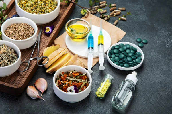 ハーブや伝統的な薬の品揃え 伝統的な医療概念 自然なホメオパシー療法 — ストック写真