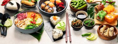 Hafif arka planda Japon yemek çeşitleri. Geleneksel gıda konsepti. Bulaşıklar ve aperatifler. panorama