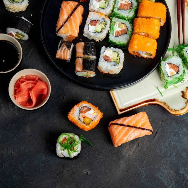 Sushi Sortiment Fundal Întunecat Masa Tradițională Japoneză Lux Vedere Sus — Fotografie, imagine de stoc