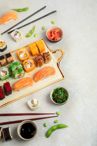 Sortiment Sushi Světlém Pozadí Tradiční Japonské Luxusní Jídlo Horní Pohled — Stock fotografie