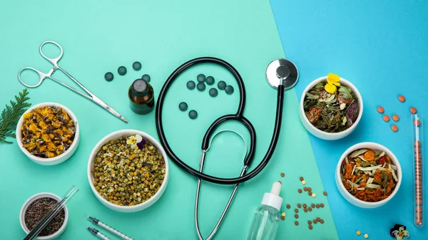 Auswahl Kräutern Und Traditioneller Medizin Auf Farbenfrohem Hintergrund Traditionelles Gesundheitskonzept — Stockfoto