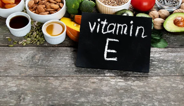 Potraviny Bohaté Vitamín Ruktické Dřevěné Pozadí Zdravé Produkty Kopírovací Prostor — Stock fotografie