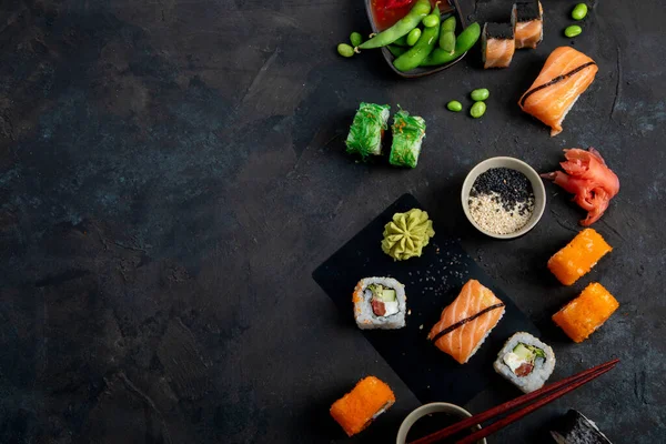 Sortimento Sushi Fundo Escuro Refeição Luxo Tradicional Japonesa Vista Superior — Fotografia de Stock