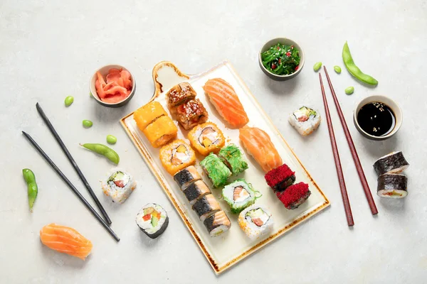 Sushi Sortiment Fundal Luminos Masa Tradițională Japoneză Lux Vedere Sus — Fotografie, imagine de stoc